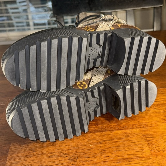 LOUIS VUITTON Suede Calfskin Monogram Laureate Platform Desert Boots Kaki - Picture 13 of 17